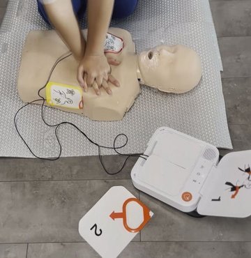 Hastane dışı ani kalp durmalarında ambulans gelene kadar yani ilk 10 dakika içinde hastaya kalp masajı yapılması, hayatta kalma şansını 4 kat, hem kalp masajı hem de otomatik şok cihazının kullanımı ise 8 kat artırıyor. Ani kalp durmalarında beyin ölümü açısından ilk 4 dakika hayati önem taşıyor. Ülkemizde uçak, AVM ve bazı kamu kurumlarında bulunan otomatik şok cihazları çoğu zaman kimsenin yerini dahi bilmediği noktalarda yer alıyor. Prof. Dr. Ayhan Özhasenekler, ülkemizde 12 yaş ve üzeri tüm çocuklara temel yaşam desteği eğitimlerinin Milli Eğitim müfredatına dahil edilerek verilmesi ve otomatik şok cihazlarının da okullar, toplu ulaşım araçları gibi kamuya açık alanlarda etkin bir şekilde yaygınlaştırılması gerektiğini söyledi