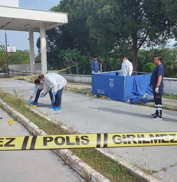 Bir eğlence merkezinde garsonluk yapan Zeynep Başaran
