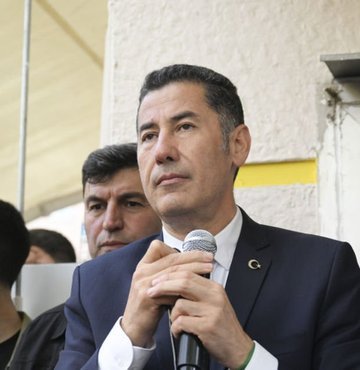 ATA İttifakı Cumhurbaşkanı Adayı Sinan Oğan açıklamalarda bulundu. Seçimlerin ikinci tura kalacağının görüldüğünü belirten Oğan, "Türk milliyetçileri ve Atatürkçüler ikinci turun belirleyeni olacak" dedi 