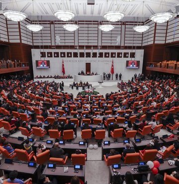Türkiye dün hem Cumhurbaşkanlığı hem de 28.Dönem Milletvekili Seçimleri için sandık başına gitti. Peki 30 büyükşehirdeki milletvekili dağılımı ne oldu? İşte partilerin büyükşehirlerde çıkardığı milletvekili sayıları...