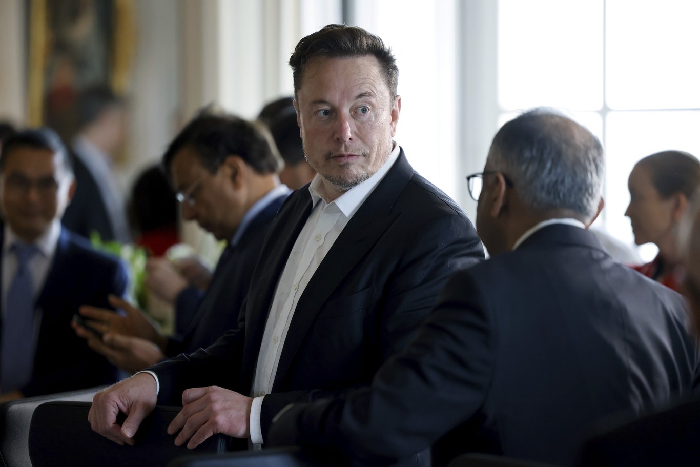 Elon Musk'tan Emmanuel Macron ile görüşmesine ilişkin itiraf: Arabada uyudum