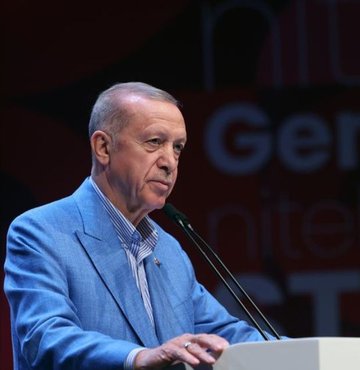 Cumhurbaşkanı Erdoğan gençlere yönelik mesajında, "İnşallah çok daha güzel günleri yine sizlerle birlikte göreceğiz. 28 Mayıs’ta siz genç kardeşlerimin güçlü desteğine güveniyorum" dedi