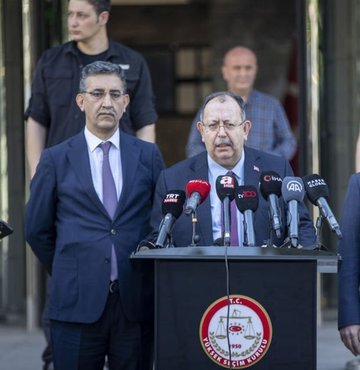 YSK Başkanı Ahmet Yener, yapılan itirazların değerlendirildiğini belirterek, "Sosyal medyada paylaşılan görsellerin YSK ile ilgisi bulunmamaktadır. Asılsız iddialara itibar edilmemelidir. Süreç şeffaf bir şekilde devam etmektedir" dedi