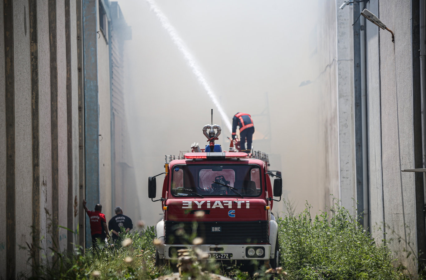Son dakika: Mersin'de kuruyemiş deposu alevlere teslim oldu!