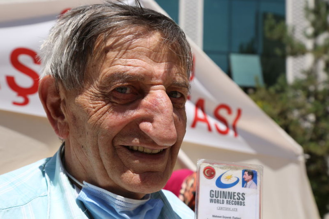 Dünyanın en uzun burunlu adamı hayatını kaybetti