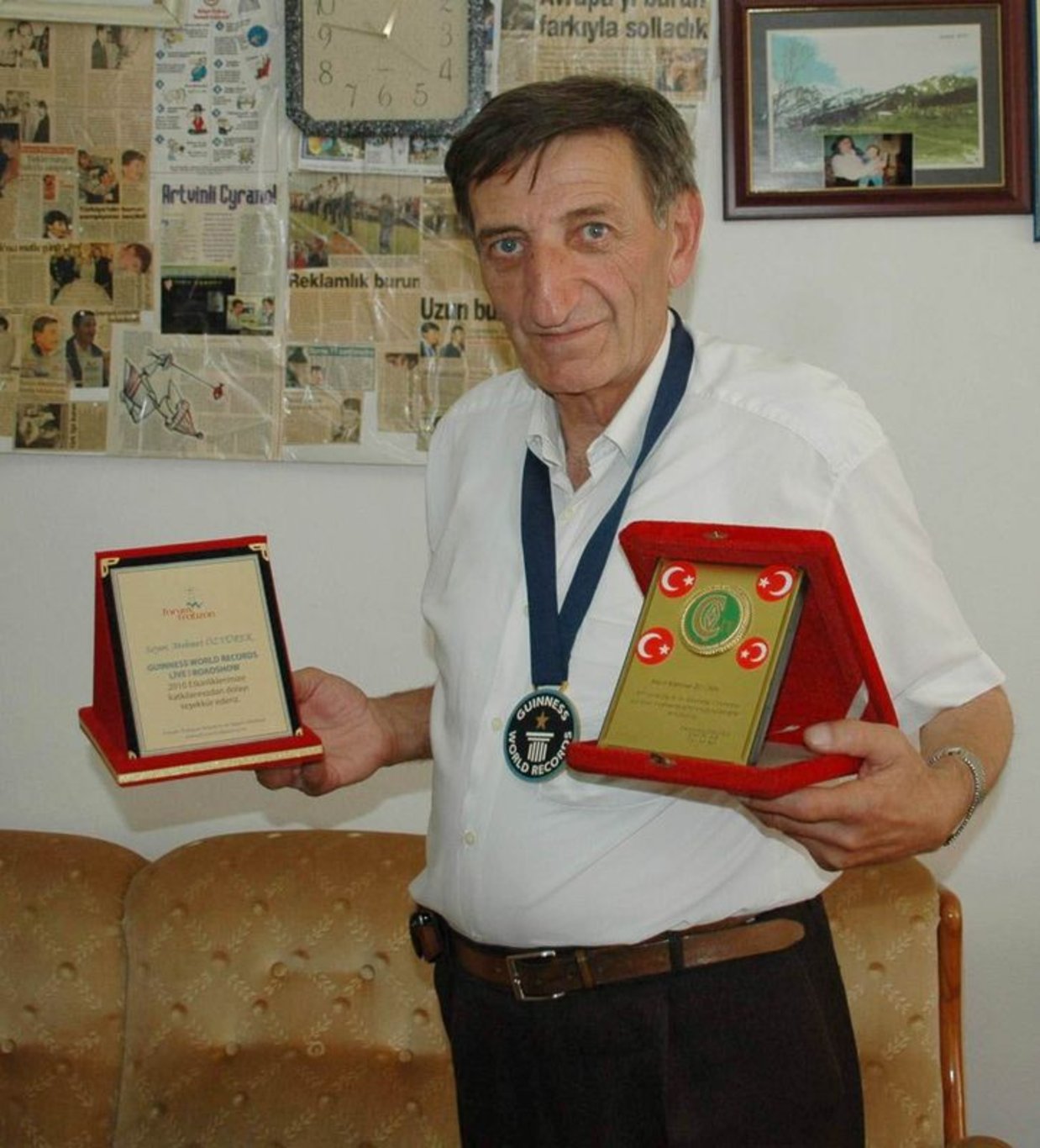 Dünyanın en uzun burunlu adamı hayatını kaybetti