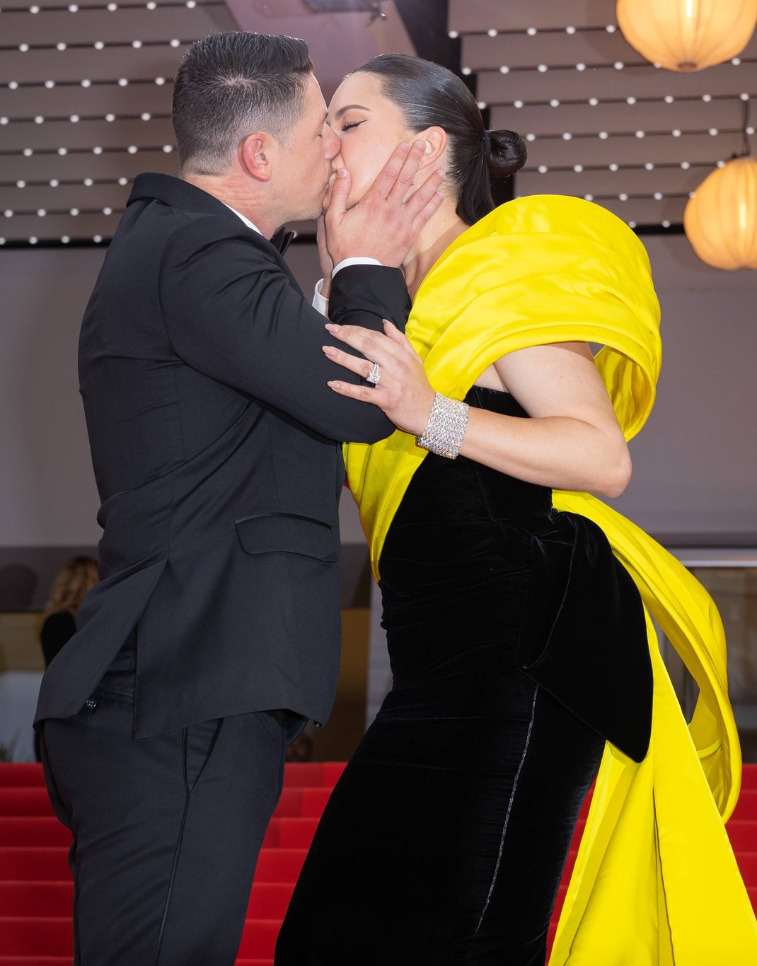 Adriana Lima ile Andre Lemmers, merdivenlerde aşka geldi - Magazin haberleri