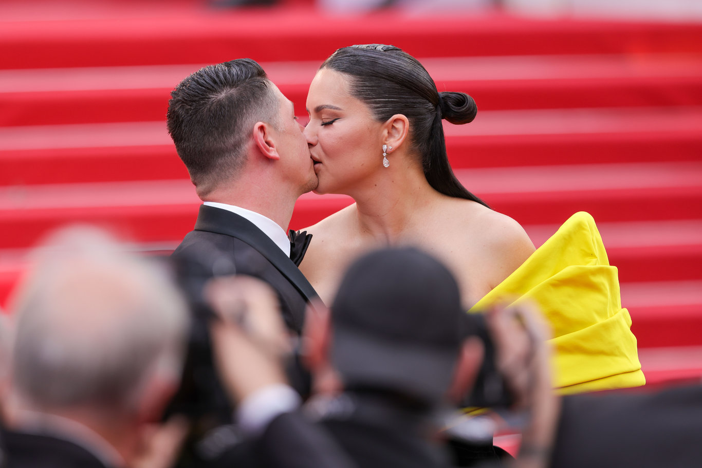 Adriana Lima ile Andre Lemmers, merdivenlerde aşka geldi - Magazin haberleri