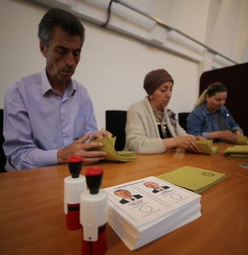 Cumhurbaşkanlığı seçiminin ikinci tura kalmasının ardından yurt dışı seçmen kütüğüne kayıtlı vatandaşlar, İstanbul Havalimanı