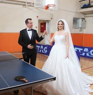 Edirneli masa tenisi hakemi Recep Akın Uz, nişanlısı Ayşe Tintiş ile düğün törenleri öncesi spor salonunda masa tenisi oynayıp arkadaşlarına davette bulundu