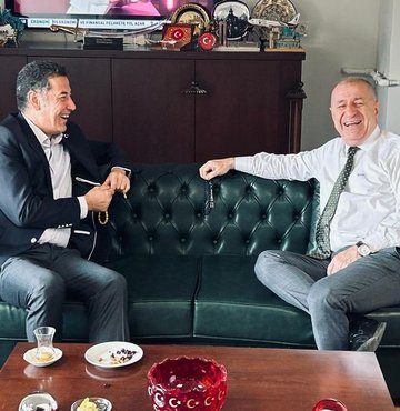Zafer Partisi lider Ümit Özdağ ile Cumhurbaşkanı adayı olan Sinan Oğan bir araya geldi. Dün Özdağ Kılıçdaroğlu ile Oğan da Erdoğan ile görüşmüştü
