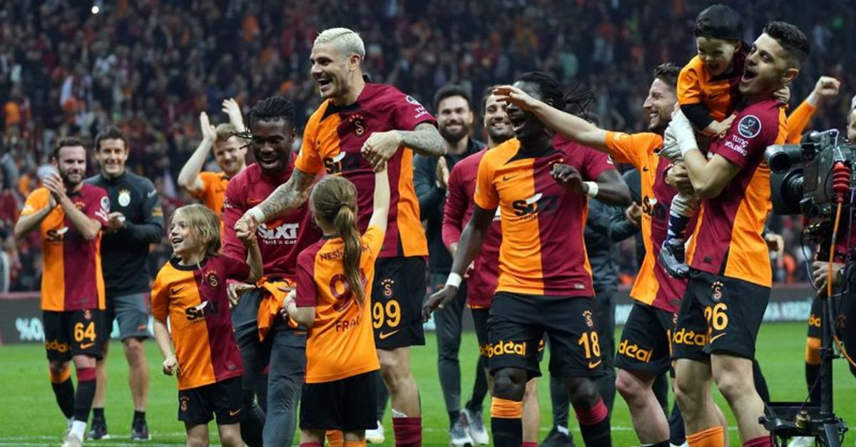 Galatasaray'dan dikkat çeken paylaşım Şampiyonluk yakın meşaleleri