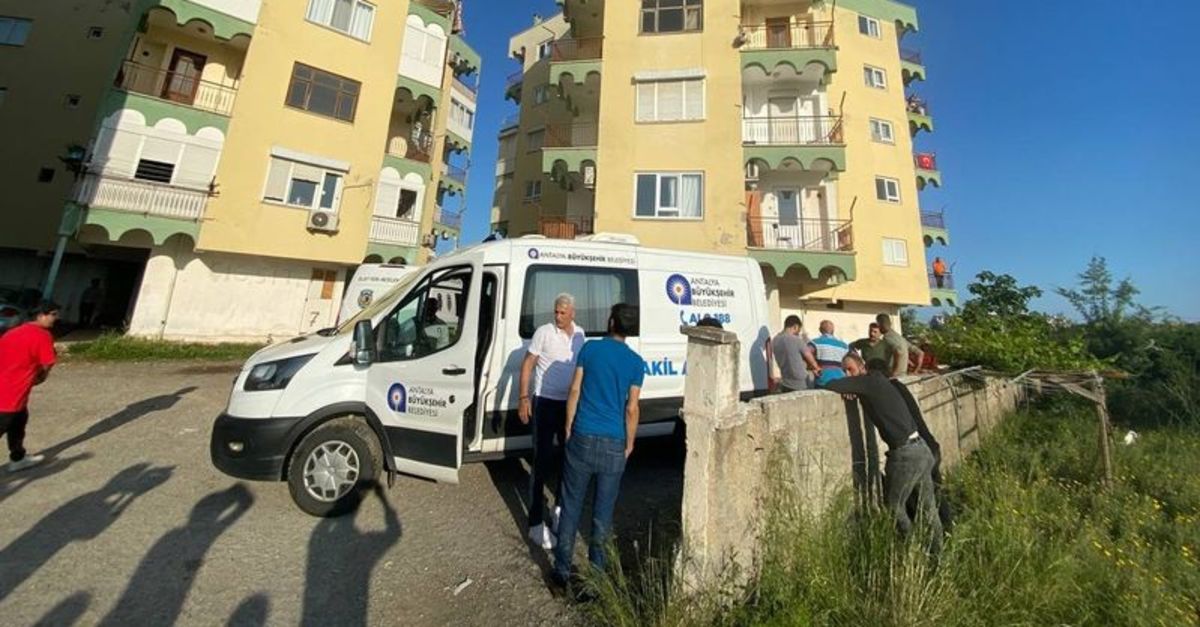 Antalya’da tartıştığı 4 çocuk annesi eşini 8 kez bıçaklayıp öldüren 32 yaşındaki cani koca Metin Sümer tutuklandı.