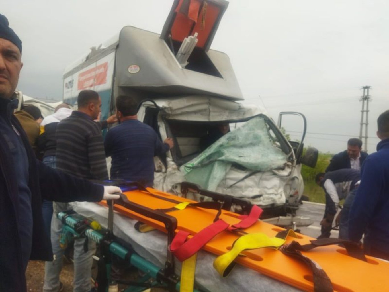Konya'da kamyonet ile minibüsün çarpıştığı kazada karı koca can verdi, 3 kişi yaralı