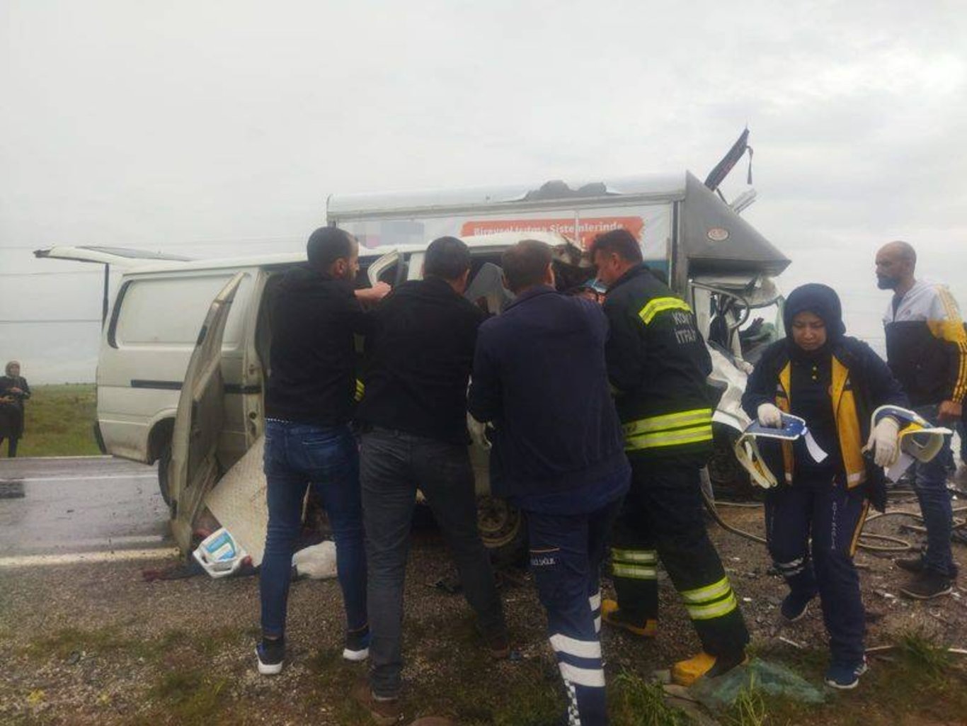 Konya'da kamyonet ile minibüsün çarpıştığı kazada karı koca can verdi, 3 kişi yaralı