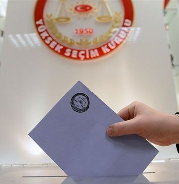 28 Mayıs Pazar günü gerçekleşecek ikinci tur Cumhurbaşkanlığı seçimleri öncesinde oy kullanmamanın cezası seçmenlerin gündemini meşgul etmeye devam ediyor. Bilindiği üzere seçme hakkını kullanmak zorunludur ve bir vatandaşlık görevidir. Çeşitli sebeplerden ötürü sandık başına gidemeyecek olanlar oy kullanmazsam ne olur sorusunun yanıtını araştırmayı sürdürdü. İşte 2023 oy kullanmamanın cezası hakkında tüm detaylar...
