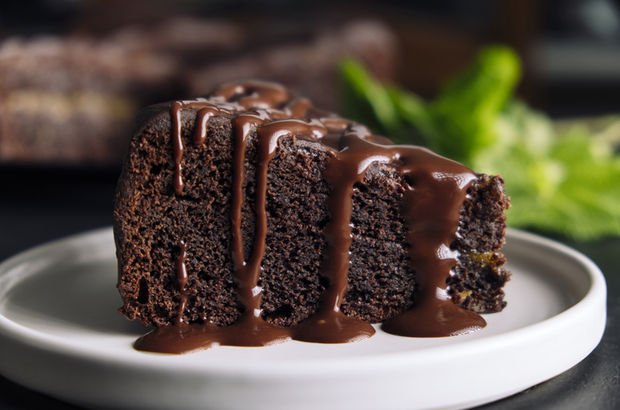 Çikolata sevenleri bayram ettirecek tam kıvamında ıslak kek tarifi 