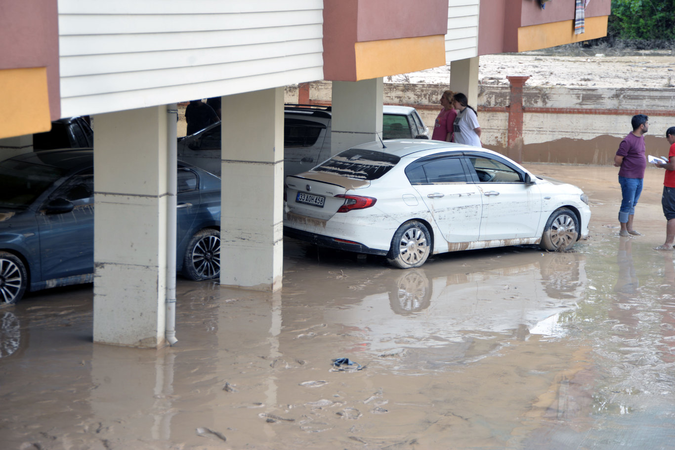 Sağanak yağış araçları tarumar etti! Tarsus'ta inanılmaz görüntüler... - Haberler