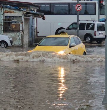 Türkiye genelinde dün akşamdan bu yana etkili olan sağanak yağış, bazı illerde su baskınlarına yol açtı. Ankara, Adana, Mersin, Sinop ve Elazığ