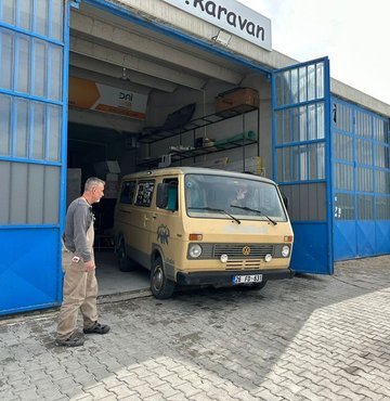 Eskişehir’de geçmişte servis olarak görev yapan ve il dışına çıkmayan 1985 model Alman yapımı minibüs karavana dönüştürüldü