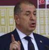 Zafer Partisi Genel Başkanı Ümit Özdağ, kendisi ve partisinin Cumhurbaşkanlığı seçimi ikinci turundaki tutumuyla ilgili beklenen açıklamasını gerçekleştirdi. Görüşmelerin devam ettiğini ve bu akşam nihayete ermesini beklediğini söyleyen Özdağ, görüşmelerin ardından Millet İttifakı Cumhurbaşkanı adayı CHP Genel Başkanı Kemal Kılıçdaroğlu ile birlikte açıklama yapacaklarını söyledi. Peki, Ümit Özdağ ve Kemal Kılıçdaroğlu açıklaması ne zaman saat kaçta? Ümit Özdağ Cumhurbaşkanı seçimi ikinci turunda kimi hangi adayı destekleyecek? İşte güncel gelişmeler...