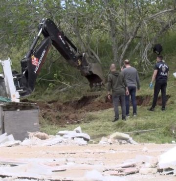 İstanbul Silivrİ Değirmenköy mevkiinde toprağa gömülmüş 3 ceset bulundu. Cesetlerin kayıp olarak aranan Sevgi Demirci ve iki çocuğuna ait olduğu düşünülüyor. Araştırmada Sevgi Demirci’nin 2.5 yıl önce eşinden ayrılarak İstanbul’a geldiği ve eski eşinin yeğeni Ünal Y. İle yaşadığı ortaya çıktı. Olayla ilgili Ünal Y. Ve Ömer Y. gözaltına alındı. 