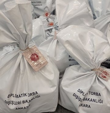 Yurt dışı ve sınır kapılarında şu ana kadar 1 milyon 733 bin 940 oy kullanıldı. Böylece ilk turda verilen oy sayısı da aşılmış oldu.