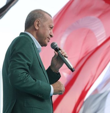 Cumhurbaşkanı Erdoğan sosyal medya hesabından, "Bizim vazifemiz hiçbir ayrım gözetmeden sizlere aşkla hizmet etmektir, 21 yıldır biz de bunu yaptık. Sırf bekledikleri sonuç çıkmadı diye yüreği yaralı insanlarımıza yönelik belli çevrelerce yürütülen hınç ve nefret furyasını reddediyoruz" paylaşımında bulundu 