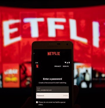 Netflix, yayınladığı bir yazıda artık hesaplarını haneler arasında paylaşan abonelere ödeme yapmaları gerektiğini bildirmeye başlayacağını duyurdu. İlk etapta ertelenen ancak bugünden itibaren geçerli olacak bu ücretli paylaşım ile ABD