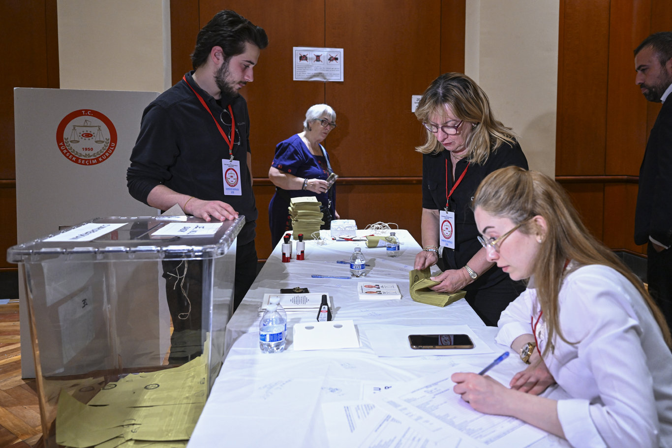 Cumhurbaşkanlığı seçiminin ikinci turu için yurt dışında sandıklar kapandı: Oylar Ankara'ya getirildi
