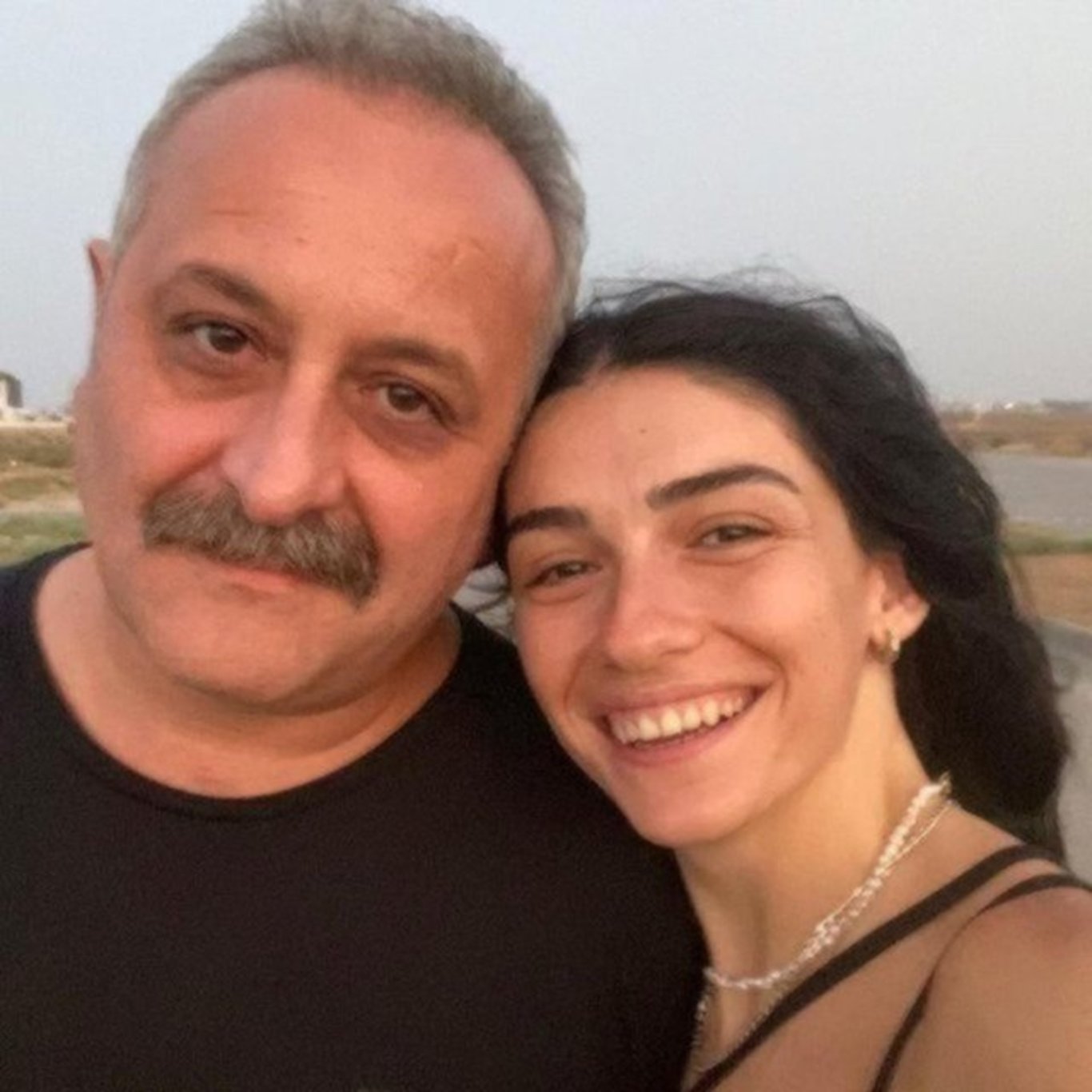 Aşıklardan ilk kare... Hazar Ergüçlü sevgilisi Kutay Soyacak ile fotoğrafını paylaştı - Magazin haberleri