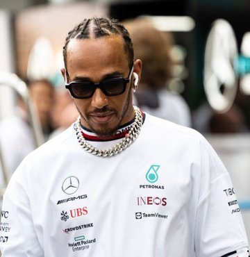 2023 sonunda Mercedes ile anlaşması bitecek olan ve henüz takımıyla anlaşma yenilemeyen Hamilton