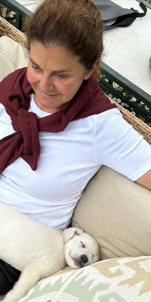 Eczacıbaşı köpekleriyle poz verdi