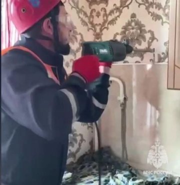 Rusya Acil Durumlar Bakanlığı (EMERCOM) ekipleri, bir apartmanın havalandırma boşluğuna düşen iki yavru kediyi kurtardı. O anlar kameralara yansıdı