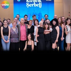 'Kızılcık Şerbeti' sezon finalini görkemli bir davetle kutladı