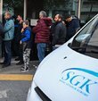 Emeklilikte yaşa takılanların (EYT) büyük kısmı emeklilik başvurusunu yaptı, bir kısmı ise ilerleyen aylarda başvuracak. Cumhurbaşkanı Recep Tayyip Erdoğan, temmuz ayında emeklilere enflasyonun üzerinde refah zammı yapılacağını açıkladı. Henüz başvuru yapmamış EYT’liler, temmuz ayındaki refah zammından yararlanmak için emeklilik dilekçesini ne zaman vermeleri gerektiğini merak ediyor. Ahmet Kıvanç, HABERTÜRK okurlarının sorularını yanıtladı