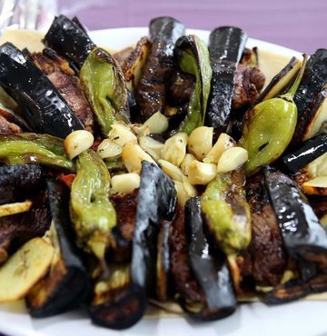 2015 yılında coğrafi işaret verilen Tokat kebabı, kekikle beslenen kuzuların eti ile bölgeye has yerli patlıcan, patates, biber, sarımsak ve domatesle hazırlanıyor. Yaklaşık 300 yıl öncesine dayanan Tokat kebabı kenti ziyaret edelerin vazgeçilmez lezzetleri arasında yer alıyor