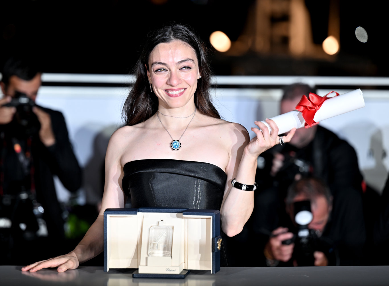 Oyuncu Merve Dizdar, Cannes Film Festivali'nde ödül kazanan ilk Türk kadın olmayı başardı - Magazin Haberleri