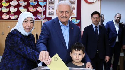 Yıldırım'dan eşine "karar veremedin mi" esprisi