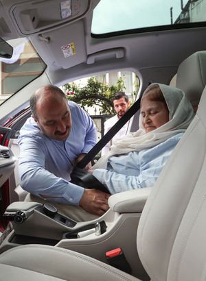 Bakan Varank'tan felçli seçmene Togg'lu sürpriz