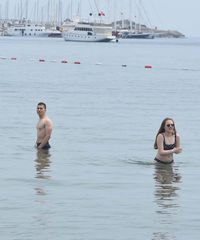 Oy kullandıktan sonra soluğu plajda aldılar