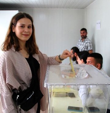 Türkiye, Cumhurbaşkanlığı seçiminde tercihini yaptı. Kesin olmayan sonuçlara göre Cumhurbaşkanı Erdoğan oyların yüzde 52.08