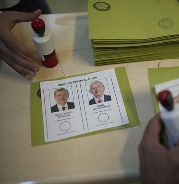 Türkiye, Cumhurbaşkanını seçmek için ikinci kez sandık başına gitti. Henüz resmi olmayan sonuçlara göre, Cumhurbaşkanı Erdoğan yüzde 52,14, Kemal Kılıçdaroğlu ise yüzde 47,86 oy oranına ulaştı. Peki seçim sonuçlarına ilişkin anket firmalarının tahmini ne oldu?