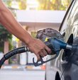 Brent petrol piyasasında dalgalanmalar devam ederken benzin ve motorin fiyatları da indirim ve zam haberleriyle birlikte değişkenlik gösteriyor. Son olarak 23 Mayıs Salı günü benzine gelen 0.77 TL