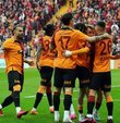 Süper Lig 2022-2023 sezonunda son haftalar için artık nefesler tutuldu girildi. 30 Mayıs Salı günü itibariyle 36. hafta maçları aynı gün ve aynı saatte oynanacak. Söz konusu haftada lider Galatasaray, deplasmanda Ankaragücü ile karşılaşacak. Şampiyonluk yarışı ve küme düşme hattını yakından ilgilendiren zorlu maça dair bilgileri ve sarı kırmızılıların şampiyonluk ihtimallerini bir araya getirdik...