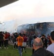 Spor Toto Süper Lig’in 36. haftasında yarın akşam MKE Ankaragücü’ne konuk olacak Galatasaray Futbol takımı kafilesi Ankara’ya ulaştı. Sarı-kırmızılıları Esenboğa Havalimanı’na akın eden yüzlerce taraftar coşkuyla karşıladı