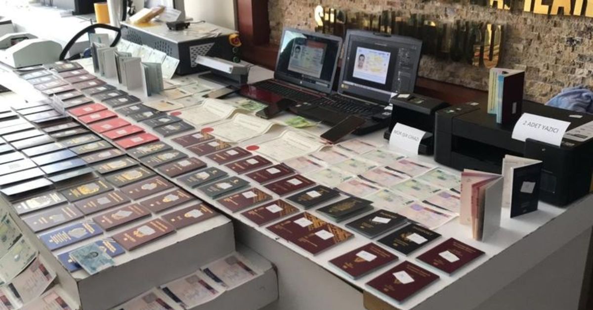 Sahte pasaport üreten şebekeye baskın: 3 gözaltı