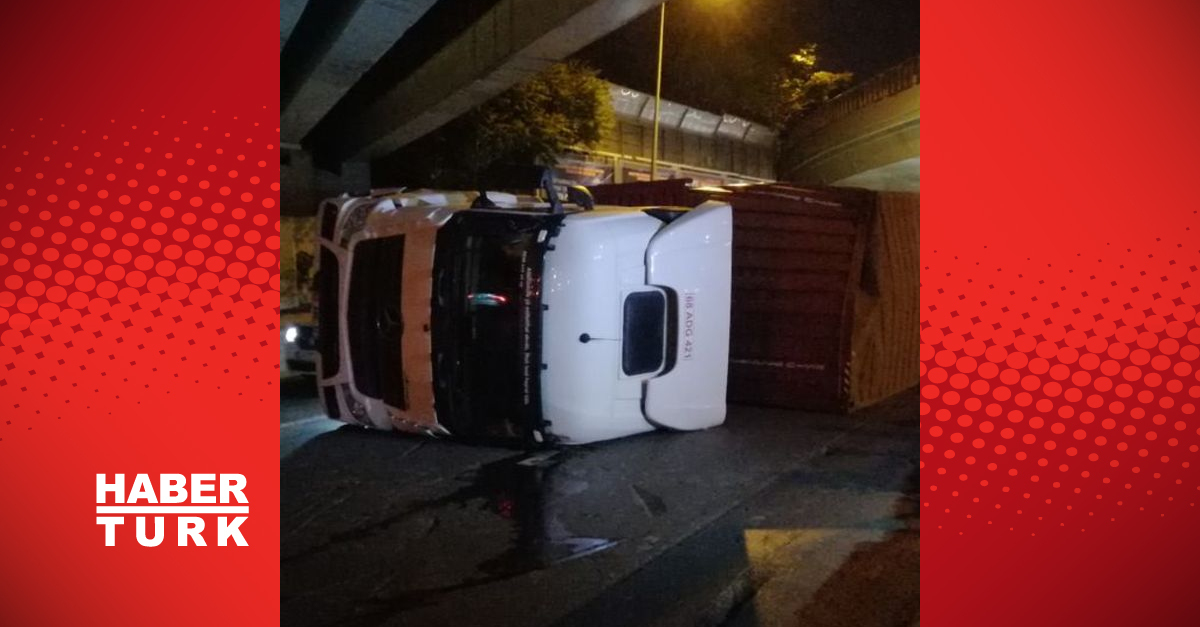 Üst geçide çarpan TIR devrildi