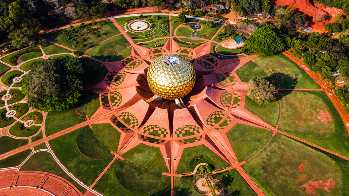 Auroville şehrinde insanlar para, din ve siyaset olmadan yaşıyor