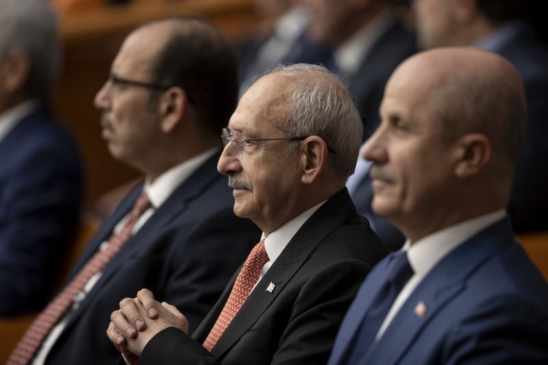 CHP Genel Başkanı Kemal Kılıçdaroğlu da locadan yemin törenini takip ederken, Meclis'e gelen ve yeniden Cumhurbaşkanı seçilen Recep Tayyip Erdoğan'ı alkışlamadı. /  AA
